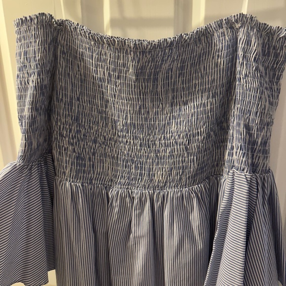Gianni Bini-Smocked Off the shoulder white/blue Seersucker short dress-Size M - Picture 2 of 4